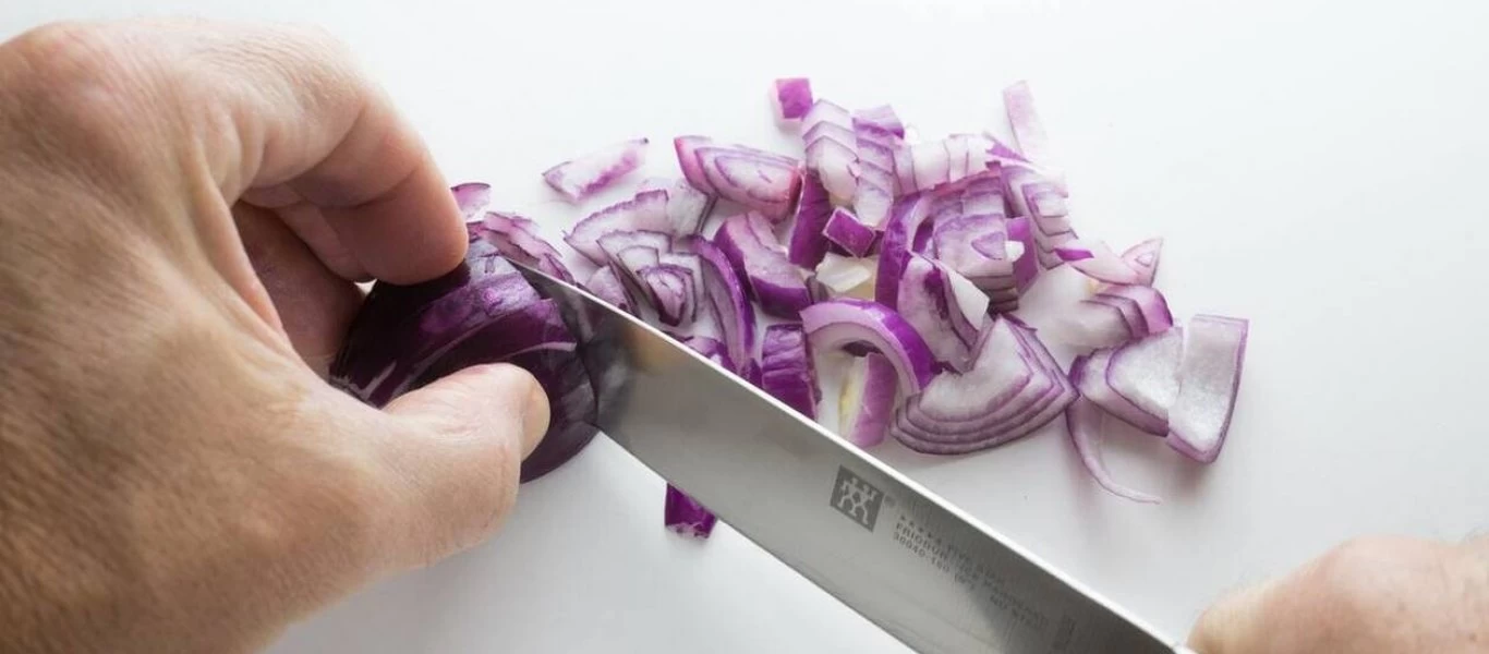 Ο τρόπος για να κόβεις τα κρεμμύδια γρήγορα και χωρίς... δάκρυα (βίντεο)